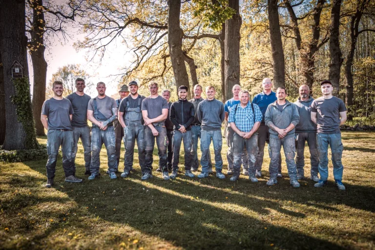 Das Team der Morfeld Bauunternehmung vor einem Park